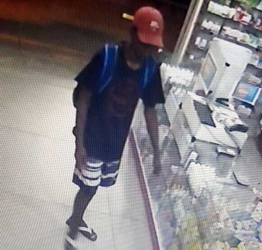 Imagem mostra ladrão entrando na farmácia (Foto: Reprodução/TV TEM)