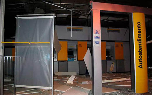 Criminosos explodiram agência bancária e roubaram dinheiro do cofre principal | Foto: Reprodução | Blog do Agmario Rios