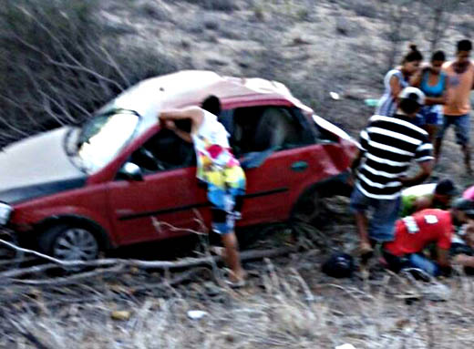 Carro capotou após uma das rodas traseiras se soltar | Foto: Leitor do Notícias de Santaluz