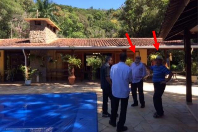 Foto em sítio em Atibaia mostra Lula e ex-presidente da OAS juntos Foto: Polícia Federal / Reprodução / Reprodução