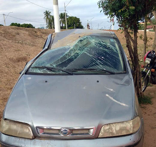Acidente aconteceu no bairro Alda Martins, em Queimadas, na madrugada desta segunda-feira | Foto: Notícias de Santaluz