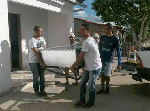 Equipamentos sendo entregues a grupo de produção do povoado de Vargem Funda | Foto: