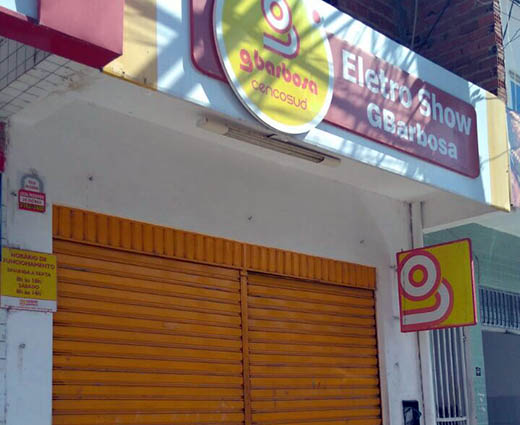 Loja da rede Gbarbosa de Queimadas foi fechada após assalto