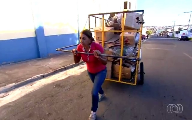 Simone batalha nas ruas para ajudar a filha a se formar | Foto: Reprodução/ TV Anhanguera