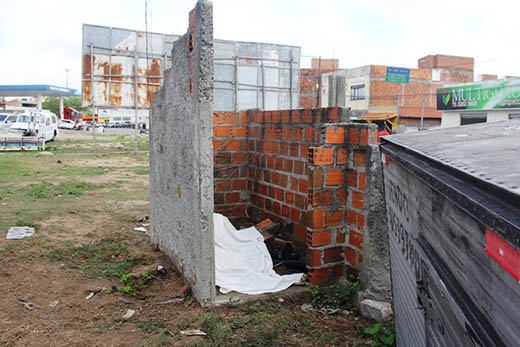 Corpo foi encontrado dentro de construção abandonada | Foto: Raimundo Mascarenhas/ Calila Notícias