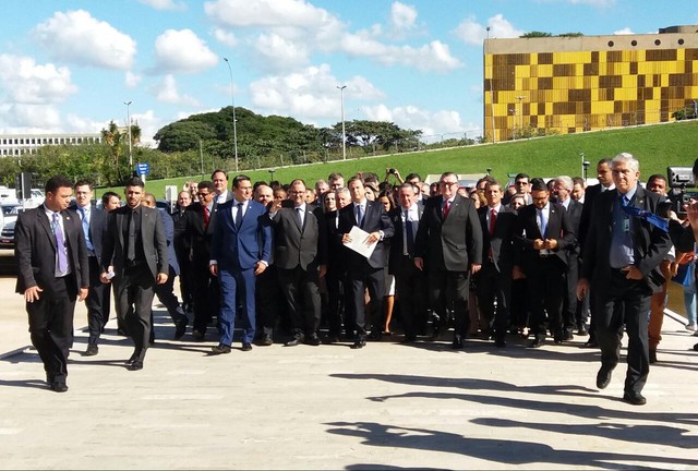 Representantes da OAB chegam à Câmara para entregar pedido de impeachment de Michel Temer | Foto: Bernardo Caram/G1