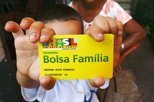 Garoto mostra cartão do benefício do Bolsa Família, que não terá reajuste | Foto: Edson Silva/Folhapress