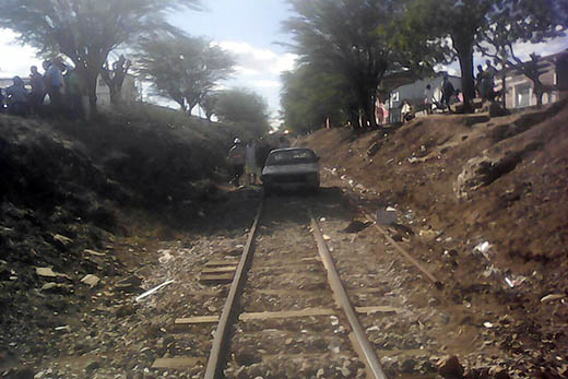 Carro caído na linha do trem após motorista passar mal | Foto: Leitor do Notícias de Santaluz