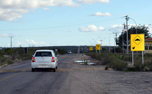 Quebra-molas localizados em frente ao posto desativado serão retirados em até 30 dias | Foto: Notícias de Santaluz