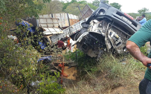 Após batida, veículos foram lançados em um matagal próximo ao acostamento da rodovia na Bahia (Foto: Guilherme Maciel/Blog do Braga