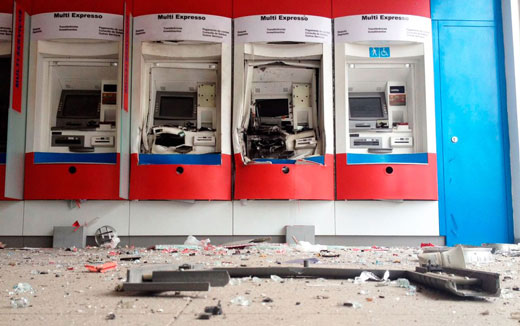 Agência bancária foi atacada na madrugada desta terça-feira (Foto: Clériston Santana/TV Bahia