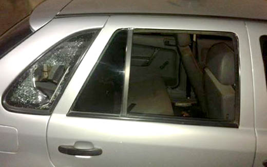 Vidro do carro foi arrombado e bolsa e pertences de mulher foram furtados | Foto: Arquivo Pessoal