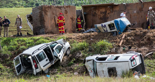 Acidente envolvendo duas ambulâncias, uma carreta e um ônibus deixa 21 mortos e vários feridos no km 343 da BR-101, em Guarapari (Foto: Jefferson Rocio/ Futura Press/ Estadão Conteúdo