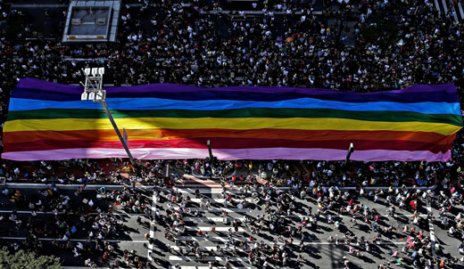 Bandeira do orgulho LGBT é carregada pela Avenida Paulista, em São Paulo, durante a Parada Gay (Foto: Miguel Schincariol/AFP