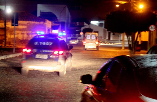 Ambulância deixou o Hospital Regional às 23h20 | Foto: Raimundo Mascarenhas