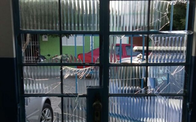 Porta da delegacia foi quebrada pela suspeita (Foto: Divulgação/Polícia Civil