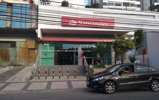 Agência do Santander foi arrombada por criminosos nesta quarta-feira (21) (Foto: Adriana Oliveira/ TV Bahia