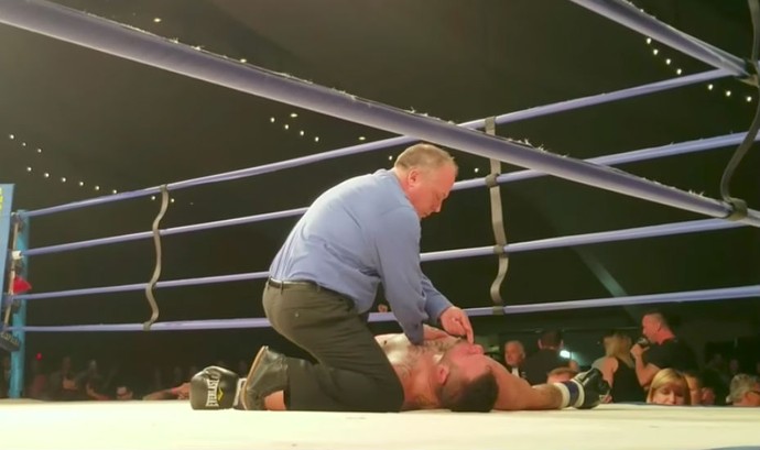 Tim Hague é amparado pelo árbitro após cair nocauteado em luta de boxe (Foto: Reprodução/Youtube)