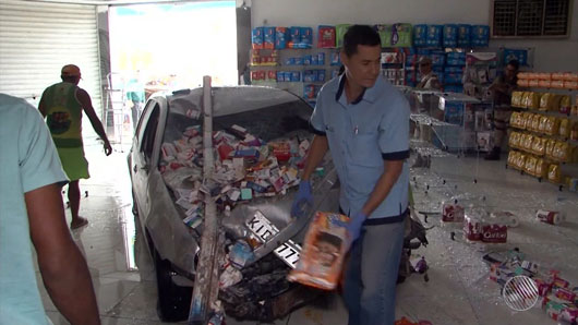 Susto: carro invade farmácia em Juazeiro, no norte do estado | Foto: Reprodução/ TV São Francisco
