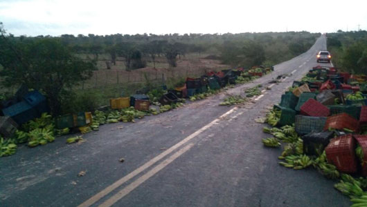 Caminhão carregado de banana tombou próximo ao povoado de Santa Rosa, em Conceição do Coité