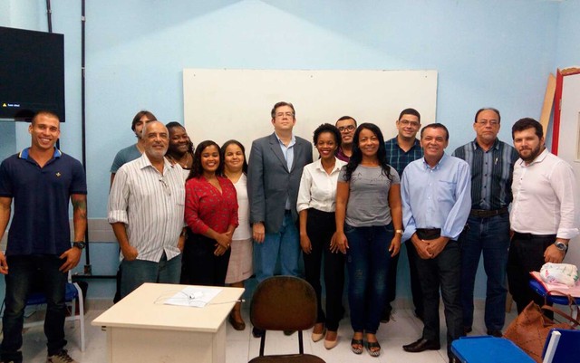 Maria Aloísia (calça preta e blusa branca) com os colegas da faculdade em Salvador (Foto: Arquivo Pessoal