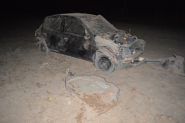 Carro ficou destruído após acidente na BR-242, no oeste baiano (Foto: Elvis Araújo/ Blogbraga