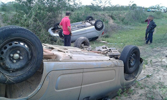 Carros capotaram após colisão | Foto: Notícias de Santaluz