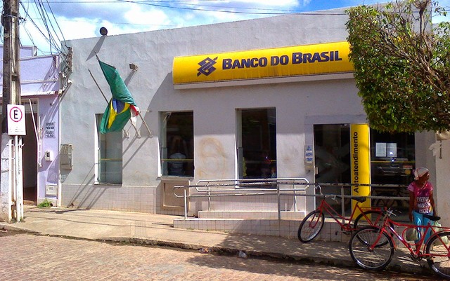 Banco foi arrombado por criminosos, que tentaram levar dinheiro guardado no local (Foto: Site Bahia10/Leandro Alves