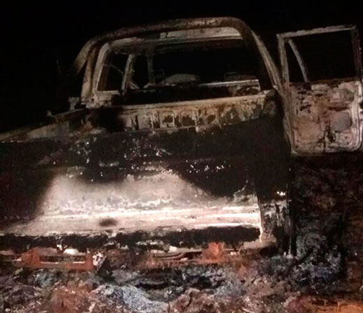 Carro foi incendiado após motorista ser morto a pauladas na BA (Foto: Site Alta Pressão Online