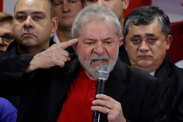 Lula durante discurso na sede do PT em São Paulo nesta quinta-feira (13), um dia após ser condenado por Moro (Foto: Nacho Doce/Reuters