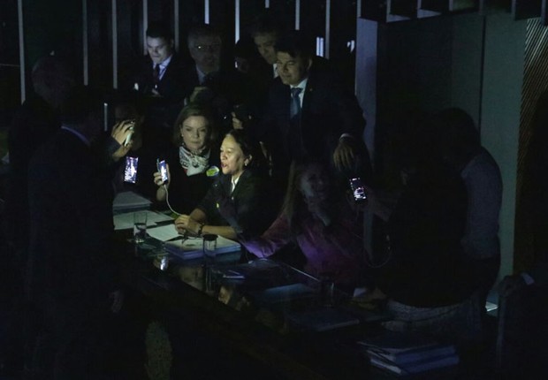 Senadoras ocupam mesa do Senado e Eunício decide suspender sessão