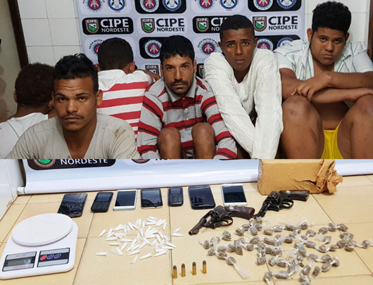 Wganer (camisa cinza) e Gel (listrada) foram presos por tráfico de drogas | Foto: Divulgação/ PM