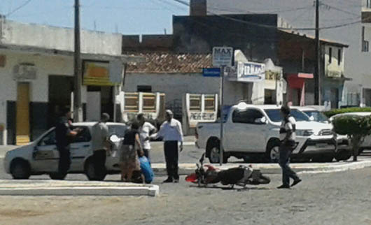 Acidente ocorreu em um cruzamento da Avenida Nilton Oliveira Santos, próximo ao fórum de Santaluz | Foto: Leitor do Notícias de santaluz