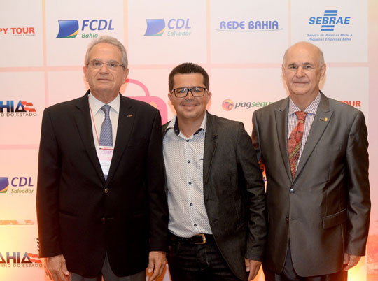 Rodrigo Santana ao lado do presidente e vice da da FCDL Bahia, Antoine Tawil e Pedro Luiz Failla