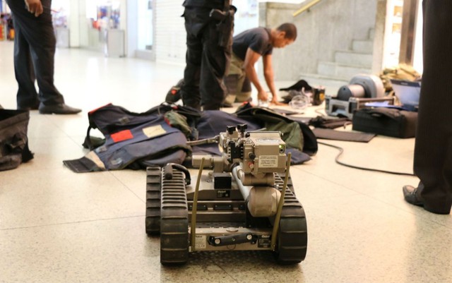 Robô é ultilizado para examinar suspeita de bomba no Shopping da Bahia, em Salvador (Foto: Divulgação/SSP-BA