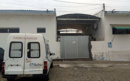 Homem recebeu os primeiros atendimentos no hospital de Queimadas e em seguida foi transferido para o HGE | Foto: Notícias de Santaluz