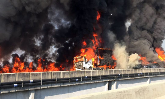 Veículos pegam fogo em acidente com mortes na Carvalho (Foto: Divulgação/ Corpo de Bombeiros