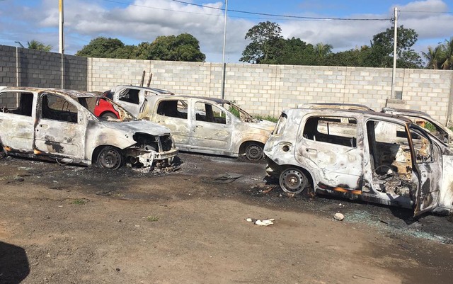 Veículos usados para transportar servidores da saúde foram destruídos pelo fogo (Foto: Ascom/ Prefeitura de Santo Estévão