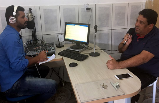 Vereador Peu durante entrevista concedida à Radio Liberdade FM | Foto: Divulgação