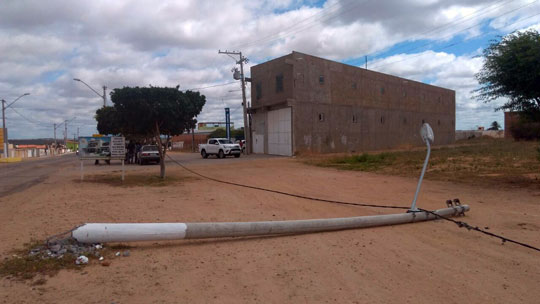 Motorista fugiu após caminhão derrubar poste em Queimadas | Foto: Notícias de Santaluz