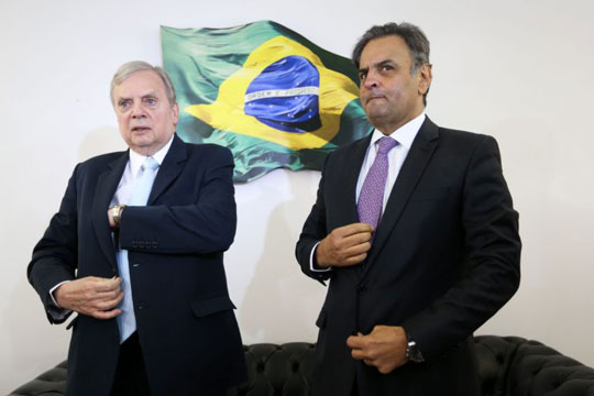 O presidente licenciado do PSDB, senador Aécio Neves, anuncia que o senador Tasso Jereissati permanecerá na presidência interina do PSDB Foto: Marcelo Camargo/Agência Brasil