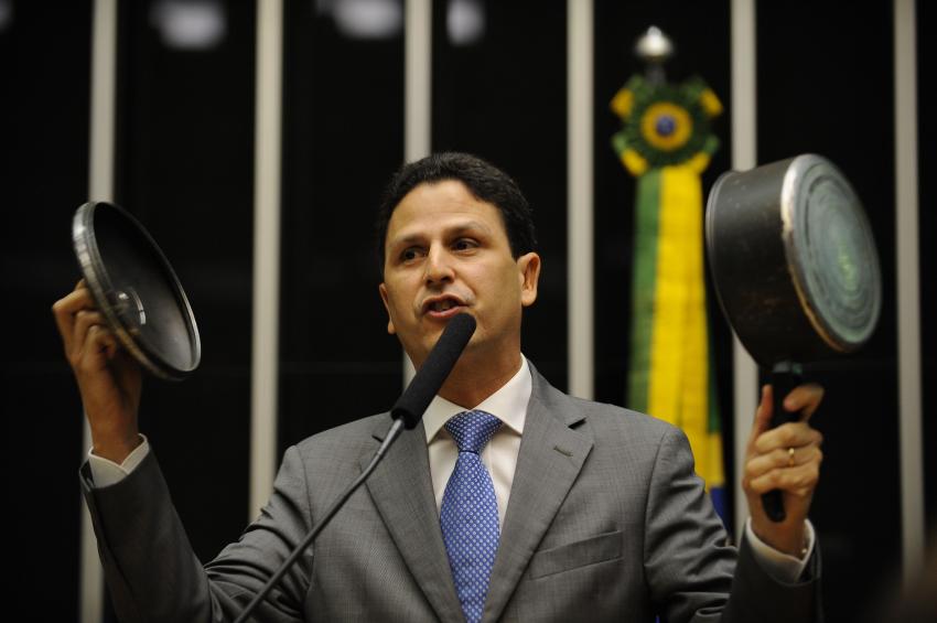 Deputado Bruno Araújo (PSDB-PE) bate panela na tribuna durante sessão ordinária, na Câmara dos Deputados | Foto: Fabio Rodrigues Pozzebom/ Agência Brasil