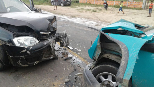 populares informaram que um dos carros invadiu a contramão e os veículos bateram de frente | | Foto: Leitor do Notícias de Santaluz