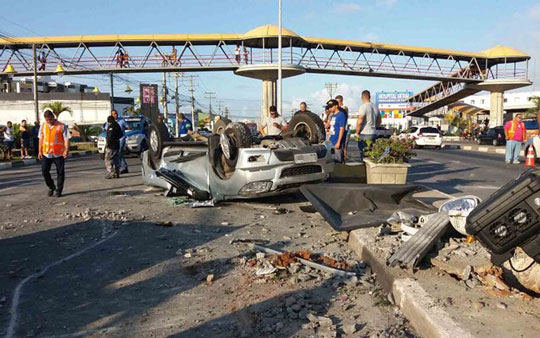 Carro capotou e ficou destruído, na cidade de Lauro de Freitas (Foto: Mayara Magalhães/ TV Bahia