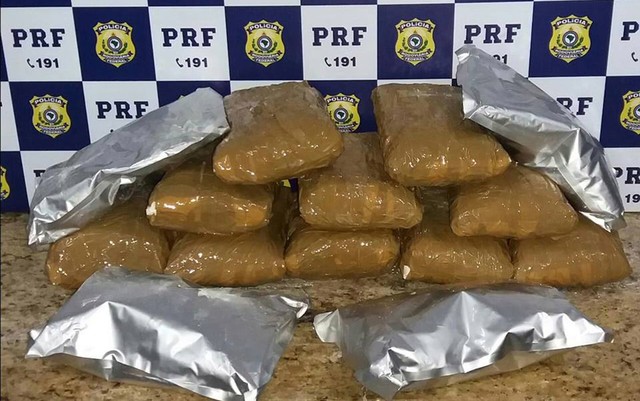 Cocaína foi encontrada dentro de mala de passageira | Foto: Divulgação/PRF