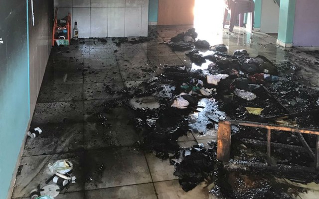 Sala do imóvel ficou parcialmente destruída (Foto: Divulgação/Corpo de Bombeiros