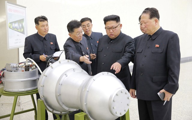 Cientistas norte-coreanos ao lado do ditador Kim Jong-un em foto divulgada em 3 de setembro (Foto: KCNA via Reuters
