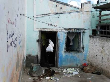 Casa onde ocorreu o crime na cidade de Feira de Santana, na manhã deste sábado (Foto: Ney Silva/Acorda Cidade)