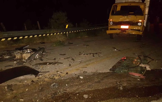 Motocicleta ficou destruída após colisões, na noite de domingo (22) (Foto: Blog do Jorge Amorim