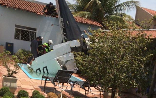 Avião caiu no quintal de uma casa em Rio Preto (Foto: Arquivo Pessoal